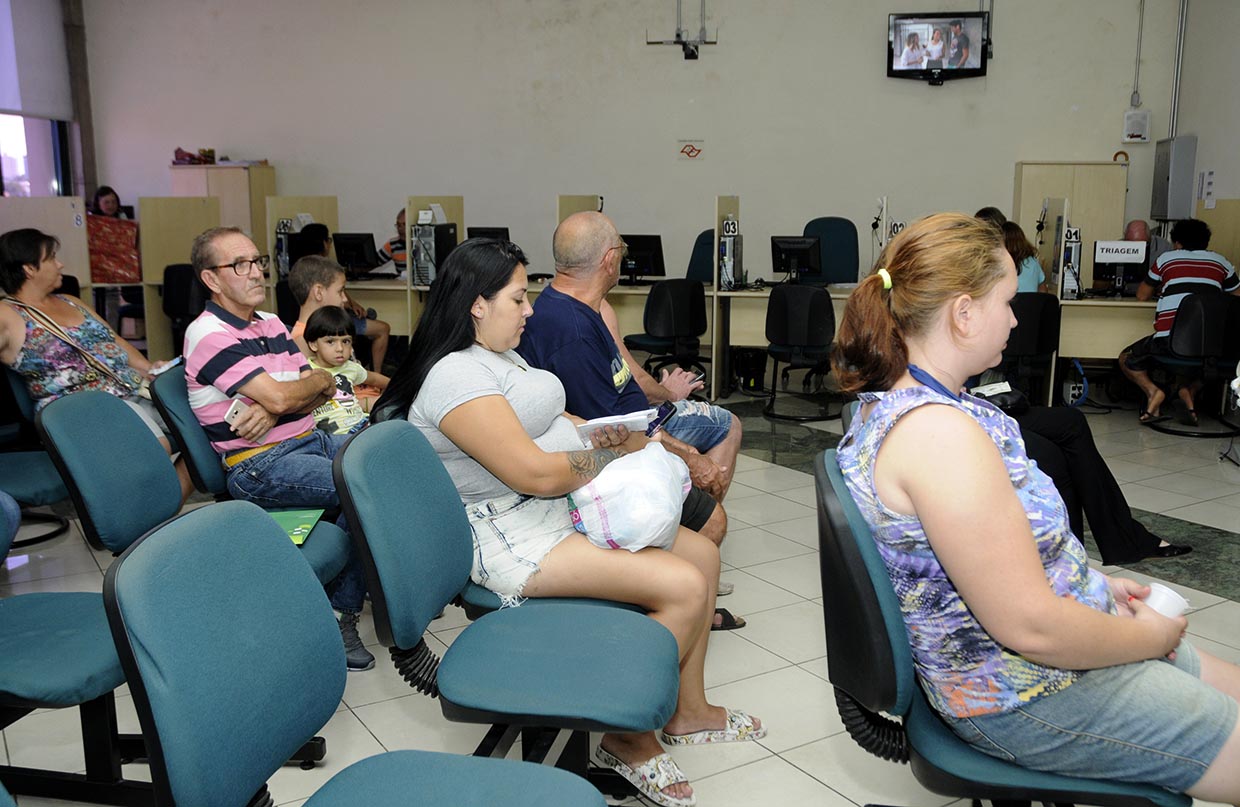 Foto do Procon JundiaÃ­ em dia de atendimento, com pessoas sentadas aguardando ser chamadas