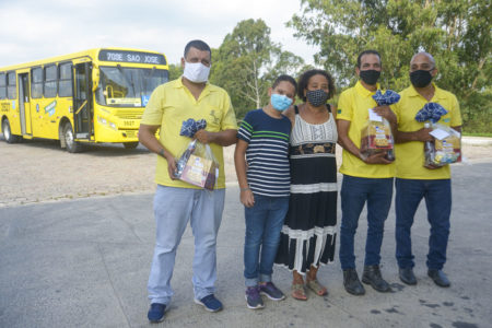 Moradora do Vivendas, Orlanda presenteou 3 motoristas com cestas de Natal