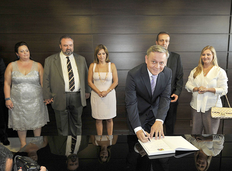 O novo prefeito Pedro Bigardi assina a transmissão de cargo