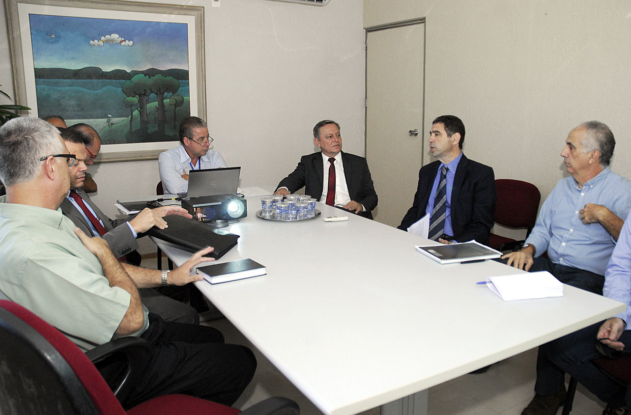 Jamil Yatin e diretores apresentam avaliação ao prefeito