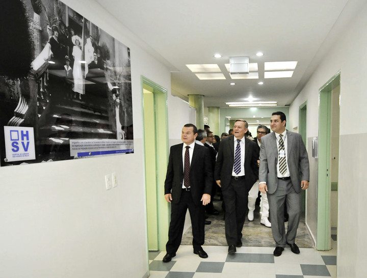 Com os secretários José Carlos Pires e Cristiano Guimarães, prefeito observa painéis