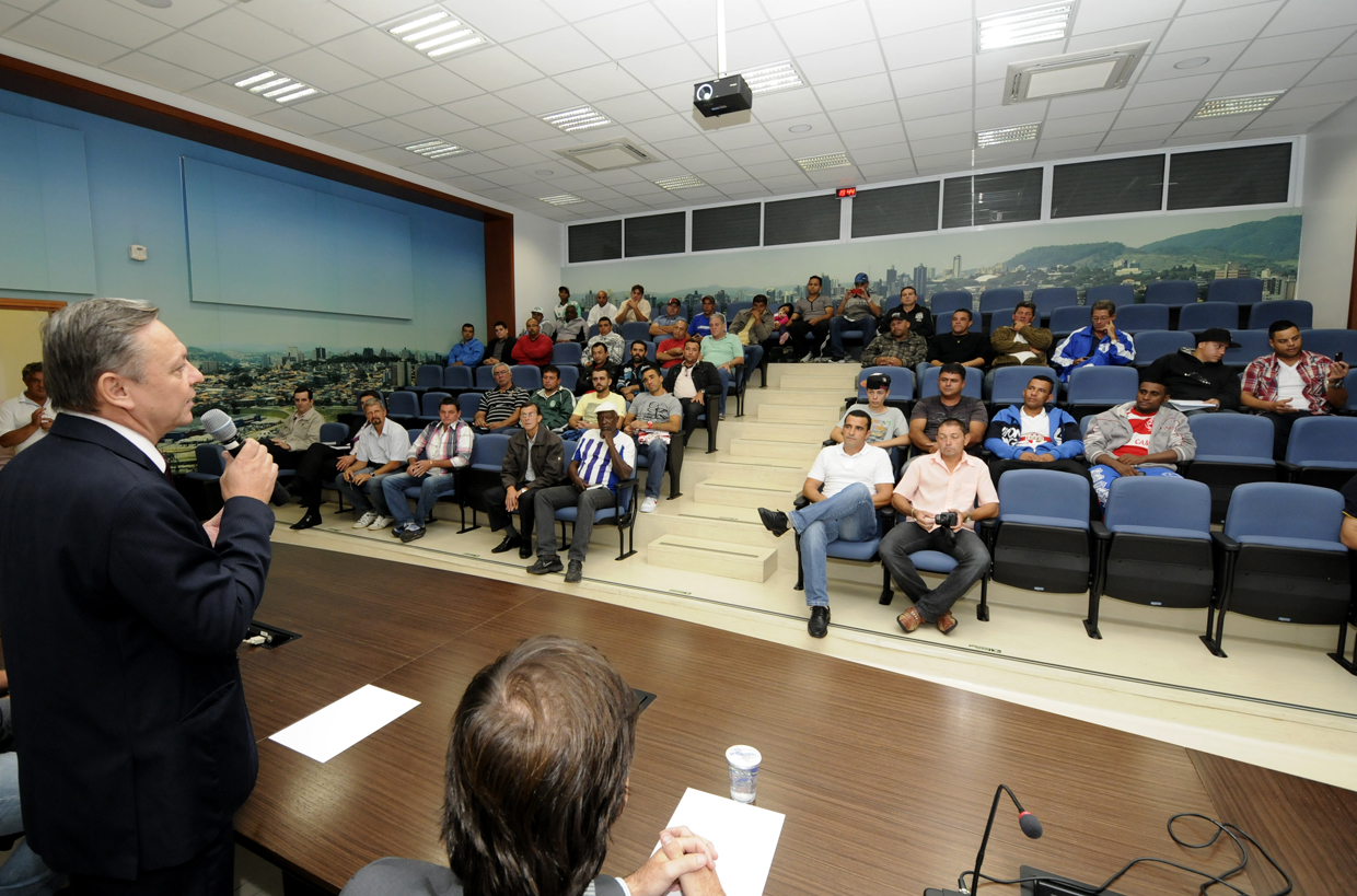 Pedro Bigardi fala com os dirigentes dos clubes do Amador