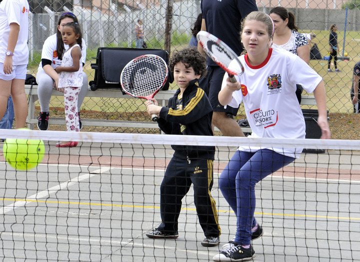Crianças lotam o C.E. Antônio de Lima para jogar tênis