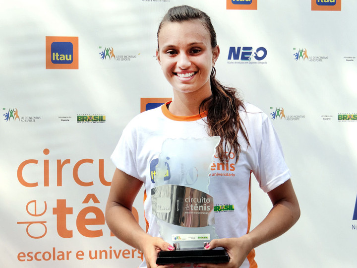 Erika Drozd Pereira com o troféu de vice
