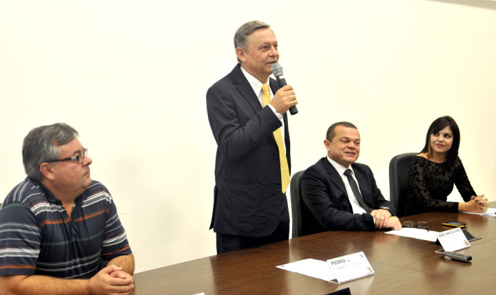 O prefeito Pedro Bigardi durante o anúncio