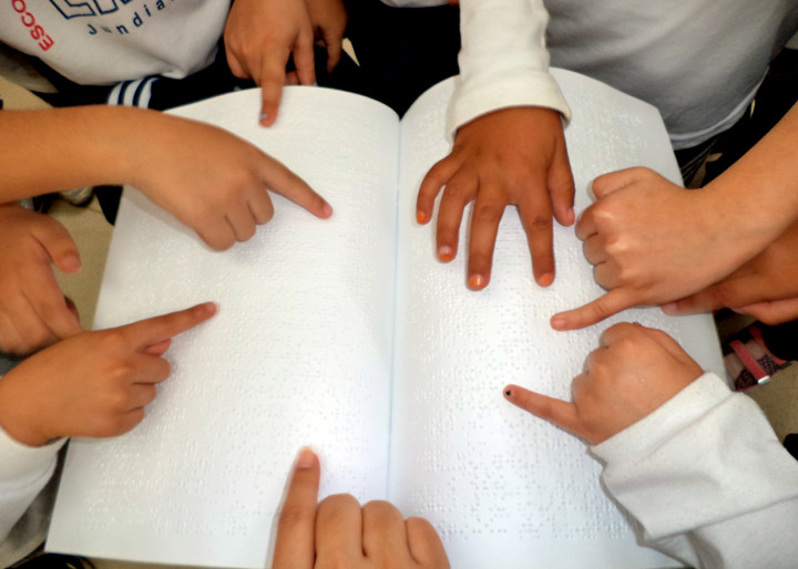 As crianças em contato com os livros em Braille
