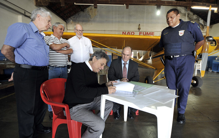 Assinatura do termo de cooperação foi feito no hangar do Aeroclube