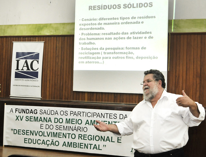 O professor Afonso Peche Filho moderou o encontro no IAC