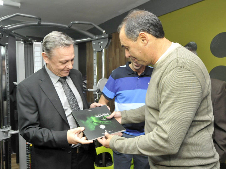 O prefeito recebeu o livro e autógrafo do ex-jogador Evair