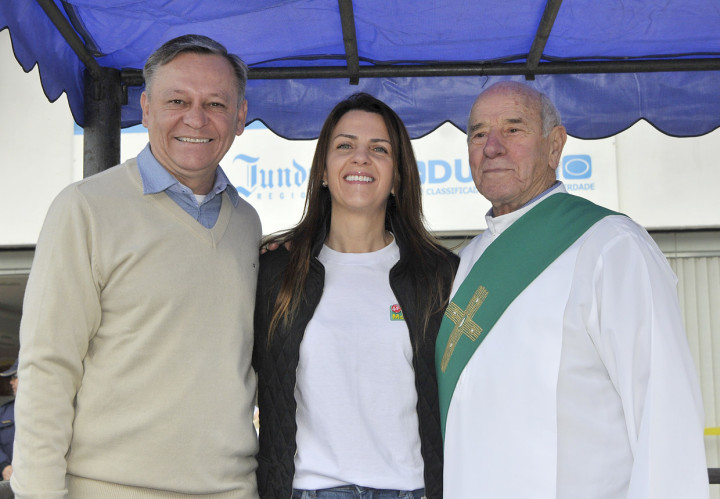 O prefeito, com a diretora presidente do grupo JJ e diácono Boanerges
