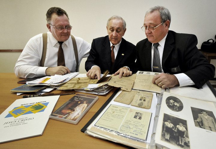 Arnaldo Schioser, Roberto Pires e Elder Gava mostram material de suas famílias