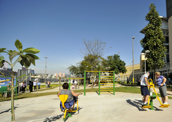 Nova praça tem verde, brinquedos e aparelhos de exercícios: parceria com iniciativa privada
