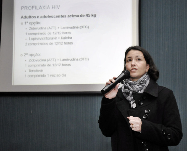 A médica Flávia Gennari Pinheiro durante palestra no HU