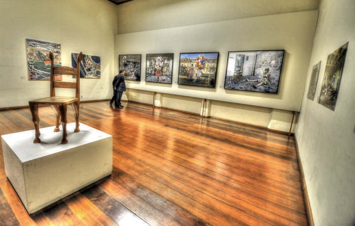 Exposição reúne 100 obras, entre pinturas, gravuras, esculturas e vídeos