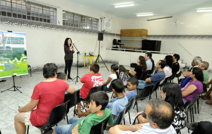 A diretora de Ação Comunitária, Eliane Silva, explica projeto