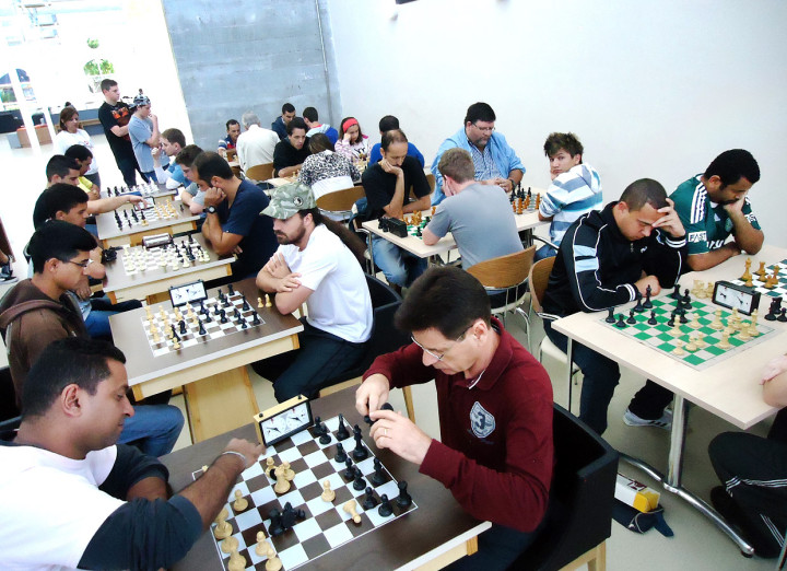 Os jogadores de xadrez no 13º Campeonato