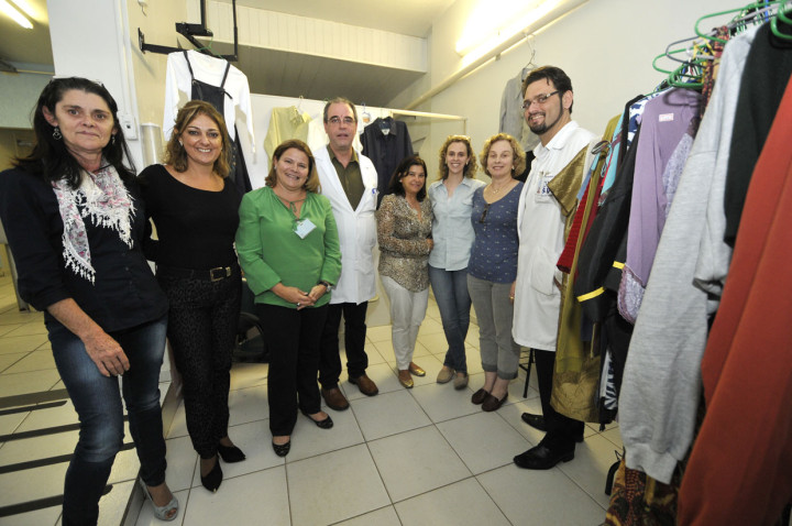 Primeira-dama conhece trabalho do bazar no São Vicente