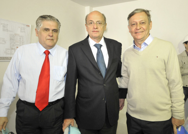Os secretários Cláudio Miranda e Giovanni Cerri e o prefeito Pedro Bigardi.