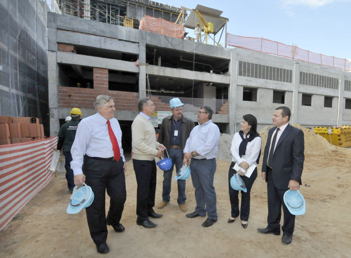 Vista externa das obras do hospital, na visita dos prefeitos da região