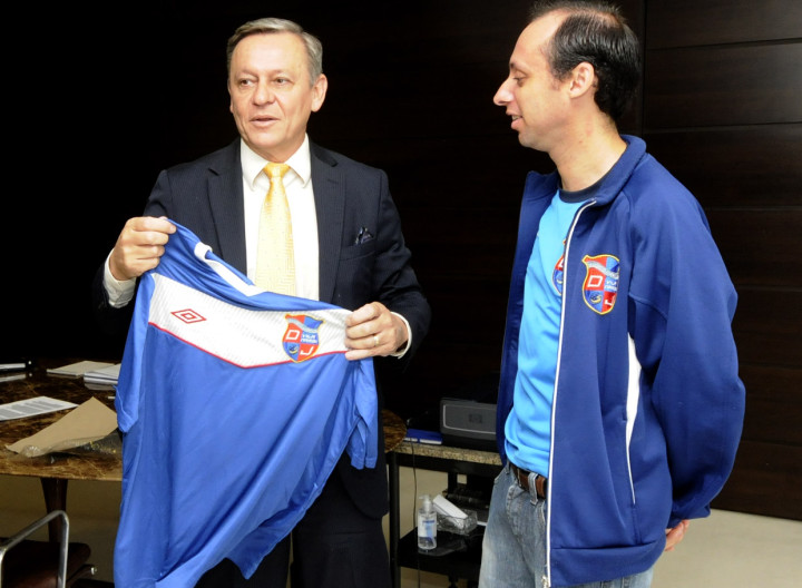 O prefeito Pedro Bigardi recebeu a camisa da agremiação