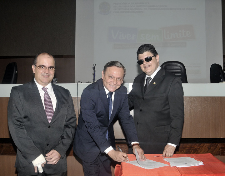 Reinaldo Fernandes e o prefeito Pedro Bigardi acompanhados do secretário Antônio José