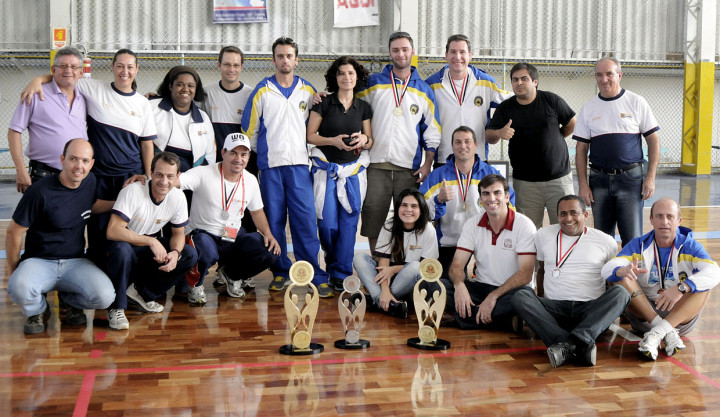 Equipe campeã exibe troféu dos Jogos Regionais 2013