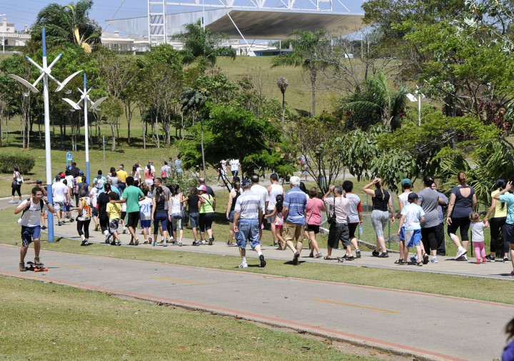Muita gente participou da Caminhada da Família no Parque da Cidade