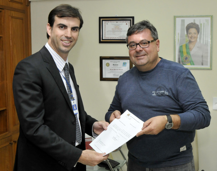Cristiano Lopes entrega projeto para o presidente Gerson Sartori