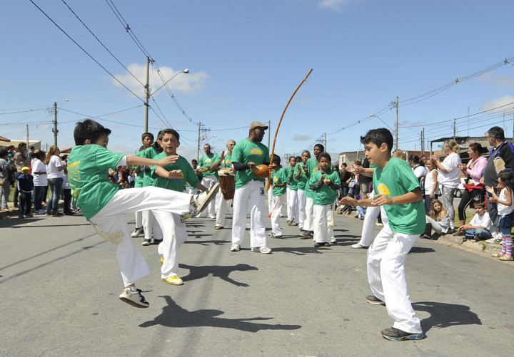 Meninos da Casa da Fonte apresentam capoeira no desfile