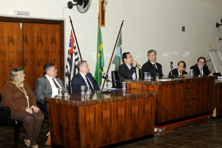 Autoridades acompanham palestra realizada no Fórum