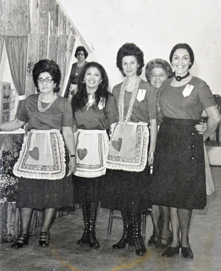 A mãe de Clóvis, Palmira Lopes, à esquerda, sempre colaborou