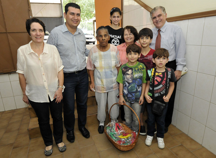 Visitantes e organizadores com dona Maria da Conceição: memórias do Retiro