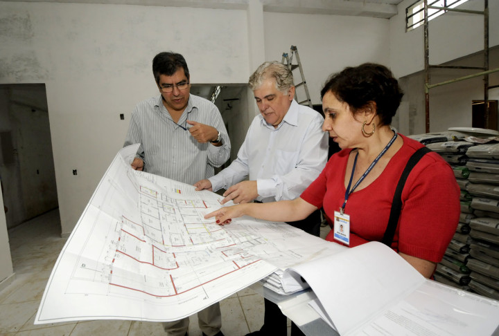 O médico Severino, o secretário Cláudio e a engenheira Ana Maria conferem projeto