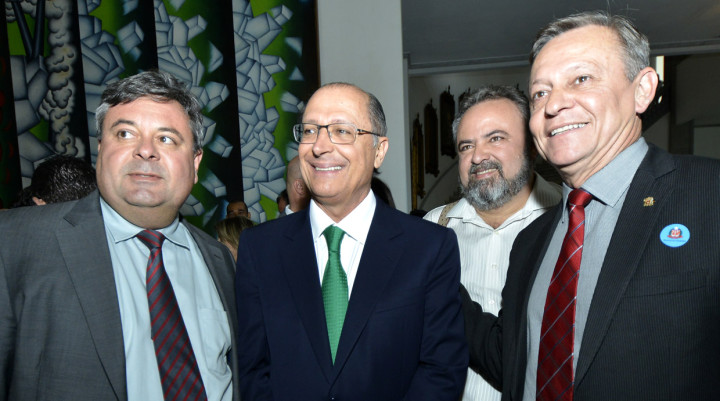 O prefeito ao lado do governador Geraldo Alckmin durante a cerimônia