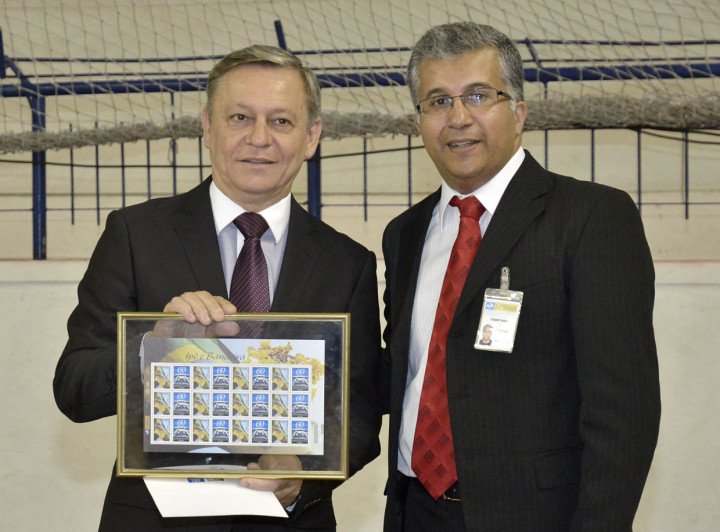 O prefeito Bigardi e o representante dos Correios, César Menezes, exibem os selos