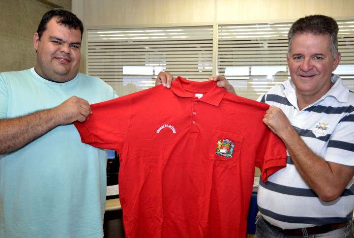 Carlos e Reinaldo exibem a camisa utilizada pelos brigadistas