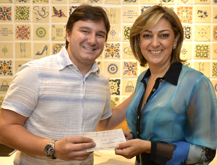 Cheque foi entregue por Thiago Capor à primeira-dama