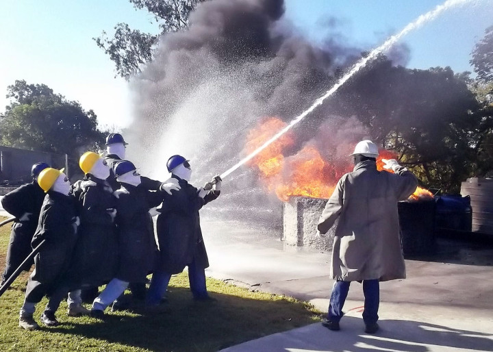 Durante o treinamento, técnicas de combate a incêndios