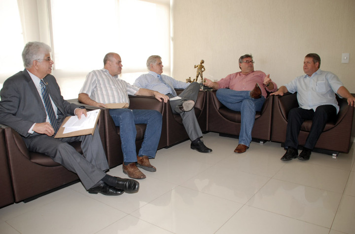 Cláudio, Gerson, Simões, Rogério e Gastaldo no salão nobre da Câmara
