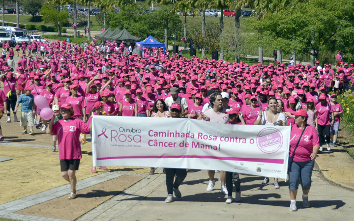 Atividades conscientizam a população: combate ao câncer de mama