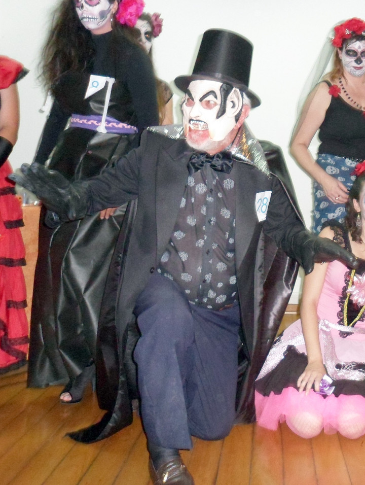 Fantasiado de vampiro, José Romeu Raphael ficou com o 1º lugar na categoria Halloween