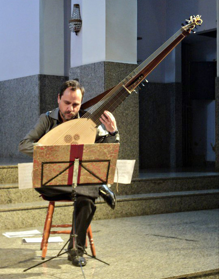 Guilherme de Camargo, um dos mais importantes instrumentistas de cordas dedilhadas antigas