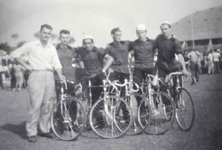 Israel Bernardi e a equipe de ciclismo de Jundiaí