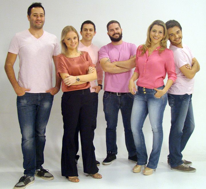 Os apresentadores da emissora se vestiram rosa nesta segunda-feira (14)