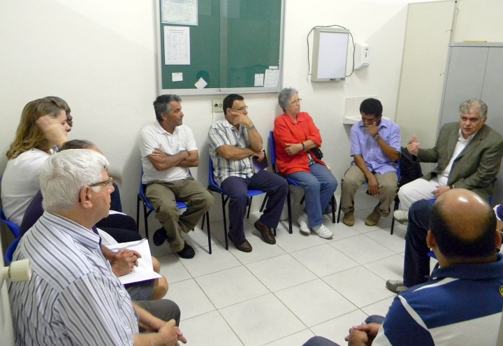 O secretário Cláudio Miranda na reunião com moradores no Tarumã