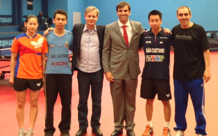 Cristiano Lopes ao lado do secretário de São Caetano e atletas do tênis de mesa