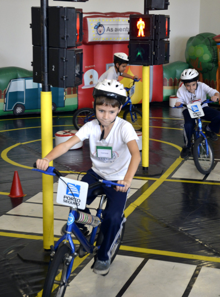 De bicicleta, as crianças aprendem na prática como se portar na direção