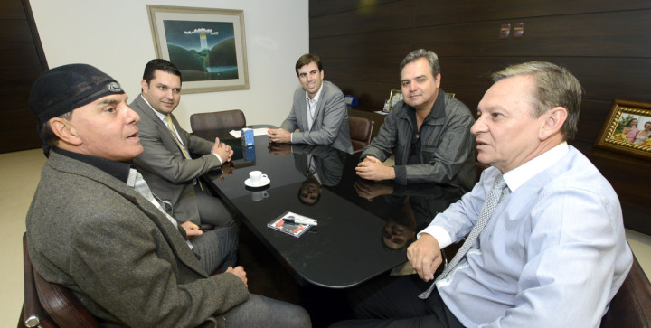 O prefeito Pedro Bigardi recebeu Márcio Mendes do Trio Los Angeles