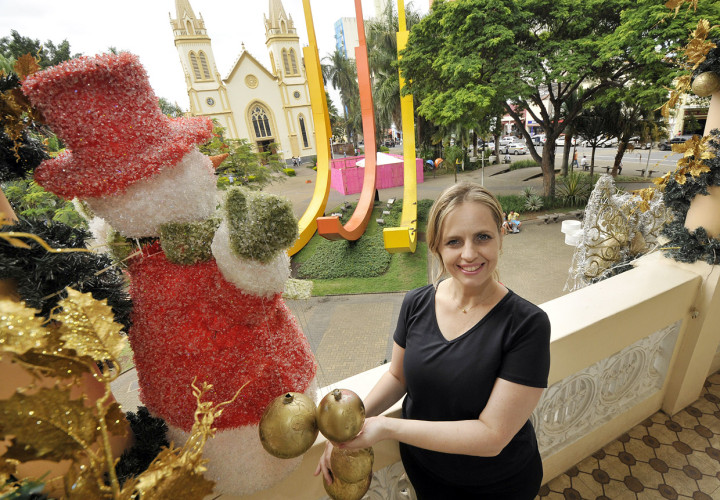 Andrea, gerente de loja de joias, comenta que expectativa é positiva para decoração natalina