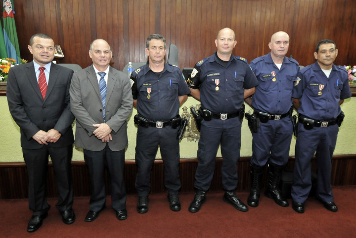 O secretário José Carlos Pires, o comandante Ferraz e os GMs homenageados